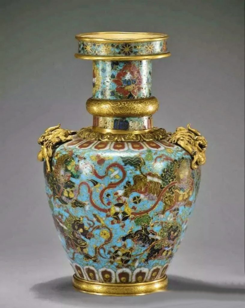明十六世纪晚期 掐丝珐琅瑞师戏球图藏草瓶
