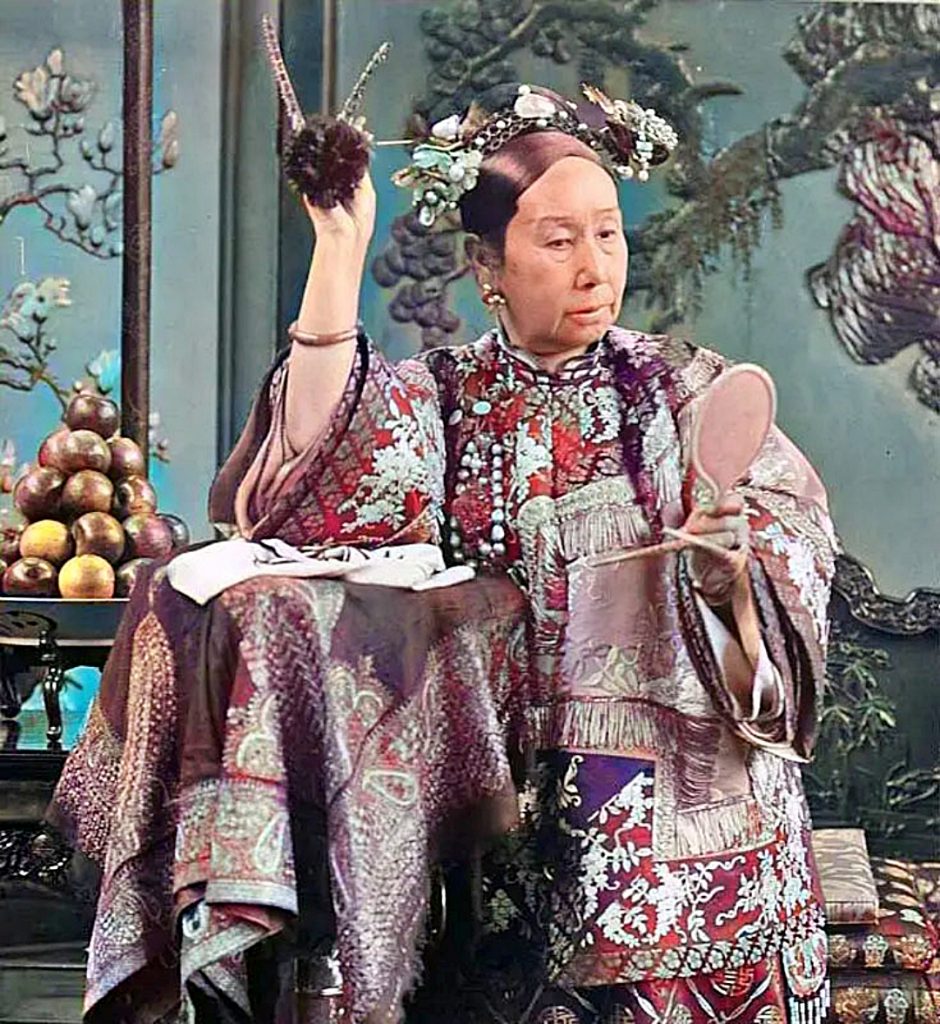 慈禧（1835年—1908年）即孝钦显皇后，名杏贞，叶赫那拉氏，咸丰帝妃嫔，同治帝生母。1861年至1908年间，慈禧太后是大清帝国统治集团的首脑人物，也是清朝晚期的实际统治者。