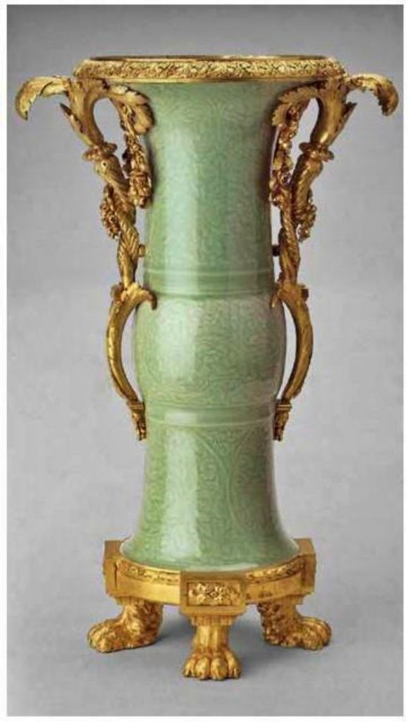 清康熙 青瓷花瓶 高五八厘米宽三七·五厘米 白金汉宫藏 花瓶产自康熙年间景德镇,十八世纪末运 往法国装配底座,后为乔治四世购买。