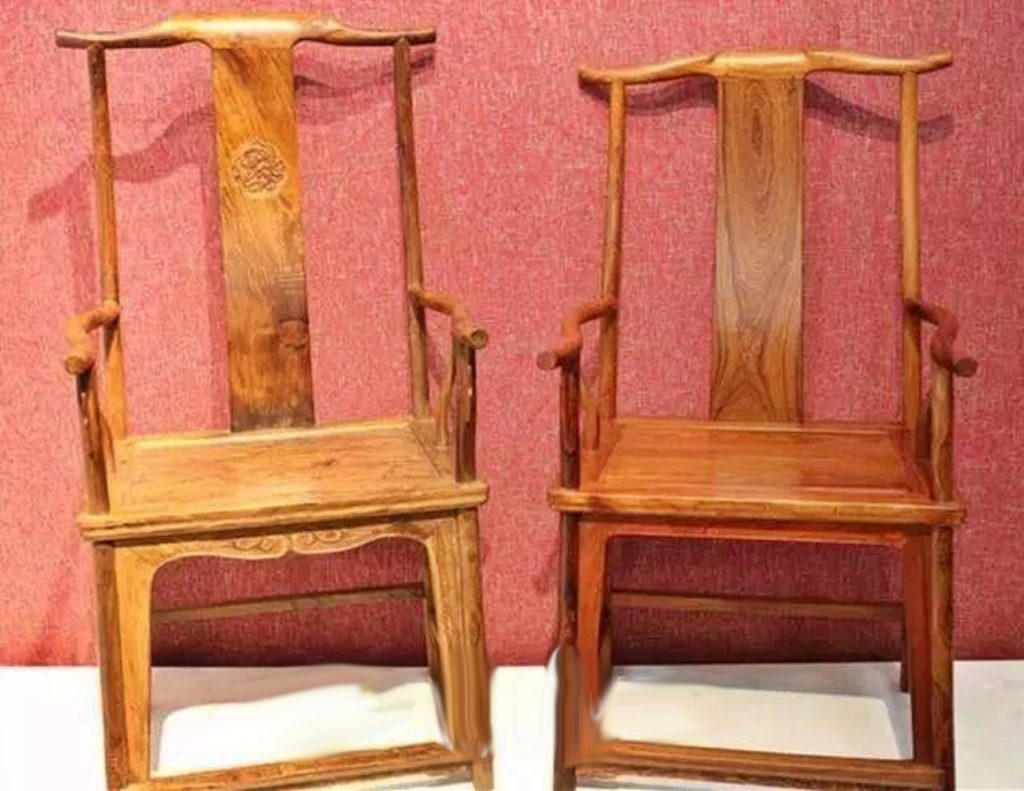 海南黄花梨（左）的一把四出头官帽就要68万-85万之间又如：酸枝木（右）的四出头官帽椅一套两椅一几估价在2.6万左右