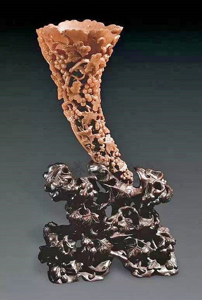清 犀角雕葡萄紋杯