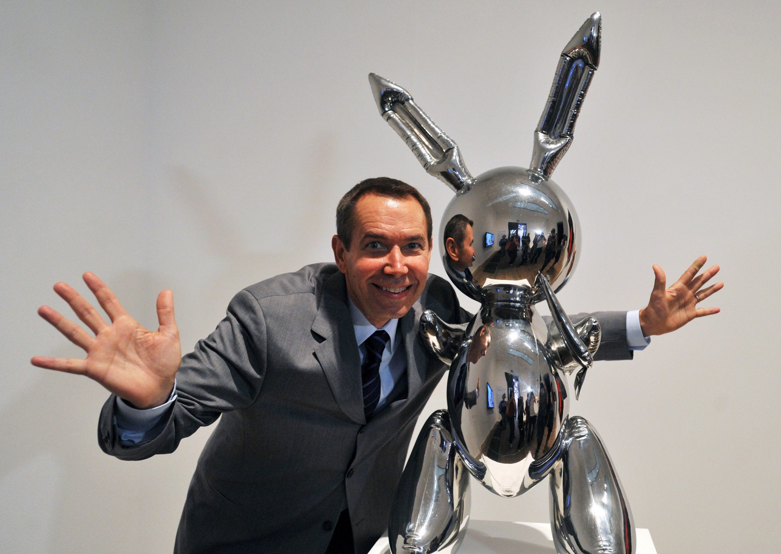 杰夫‧昆斯（1955年生） 《兔子》 1986年作，不锈钢。 41 x 19 x 12吋（104.1 x 48.3 x 30.5公分）。共三个版本及一个艺术家试版，此作为第二版。估价：50,000,000-70,000,000美元。此拍品于5月15日佳士得纽约战后及当代艺术晚间拍卖中推出。 @ 杰夫‧昆斯