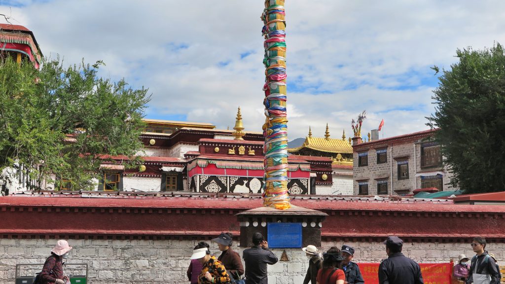 曲亚塔钦。大昭寺前大经幡杆的名称。“曲亚塔钦”藏语意为“妙计大经幡杆”。