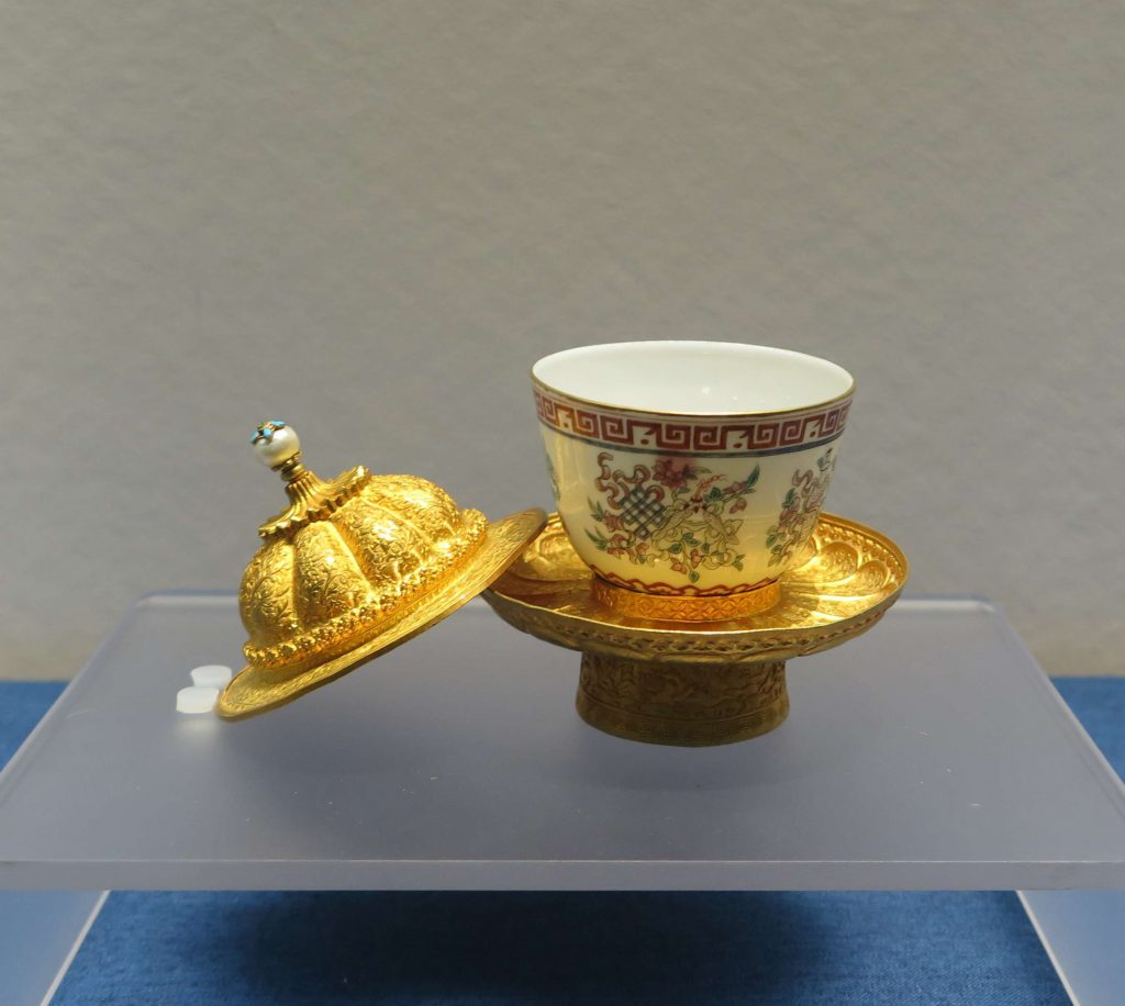 金盏托瓷茶碗一套