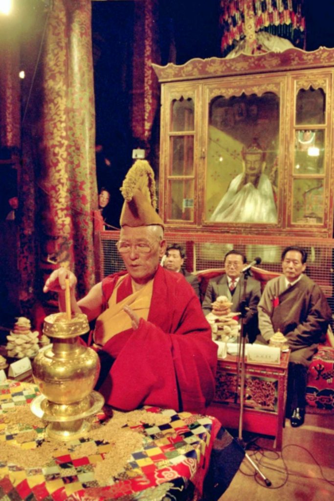  中国佛教协会西藏分会会长、寻访领导小组成员波米•强巴洛珠活佛掣签 