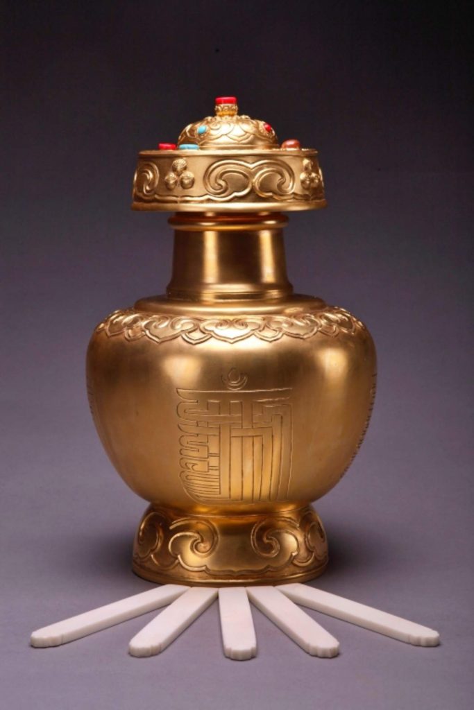 拉萨大昭寺进行金瓶掣签的金瓶和象牙签