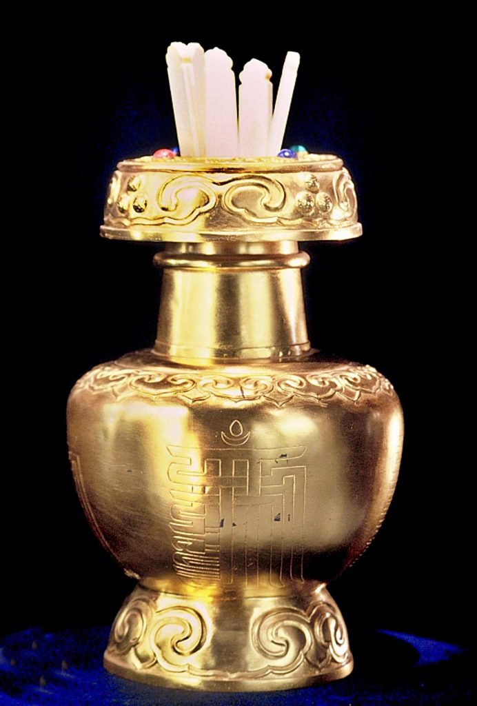 北京雍和宫进行金瓶掣签的金瓶和象牙签