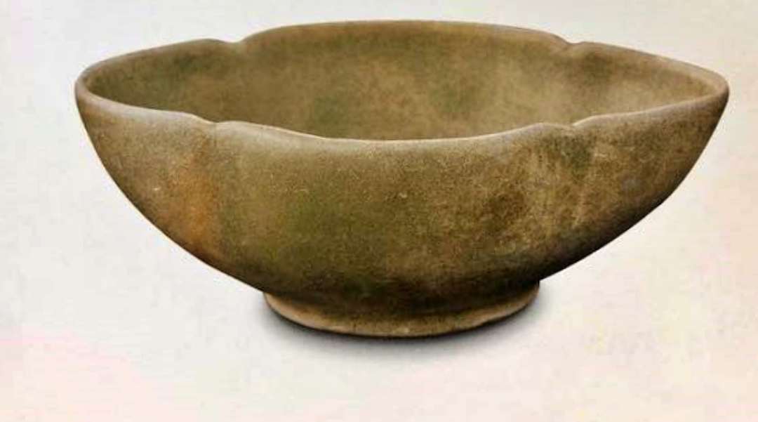 唐代 越窑青釉海棠式碗 新加坡亚洲文明博物馆藏