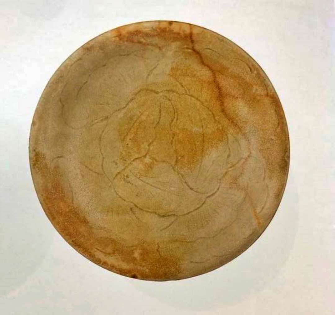 唐代 越窑青釉刻划荷叶纹盘 新加坡亚洲文明博物馆藏