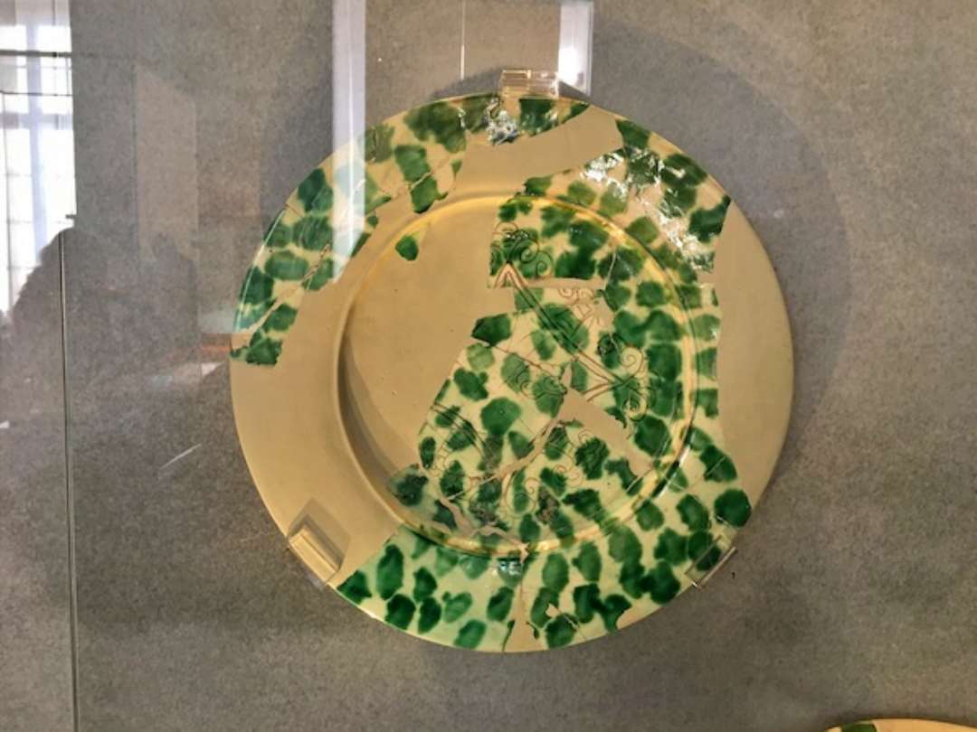 白地绿彩刻花盘 伊拉克萨马拉遗址出土 柏林佩加蒙博物馆藏