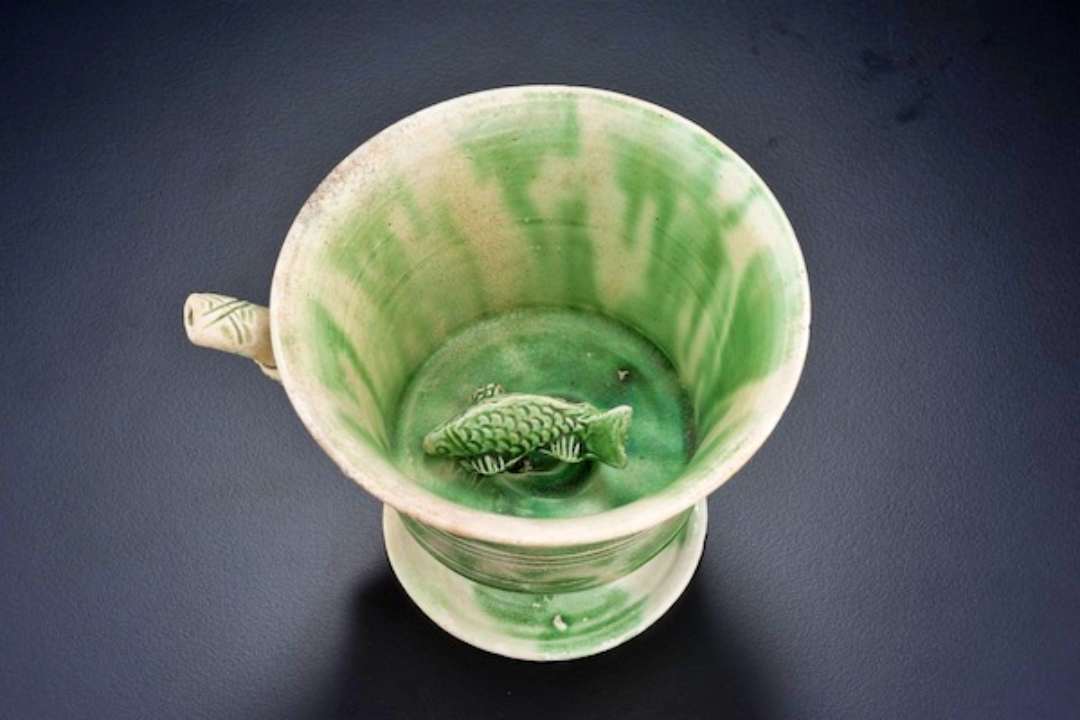 白釉绿彩贴塑鱼纹吸杯 新加坡亚洲文明博物馆藏