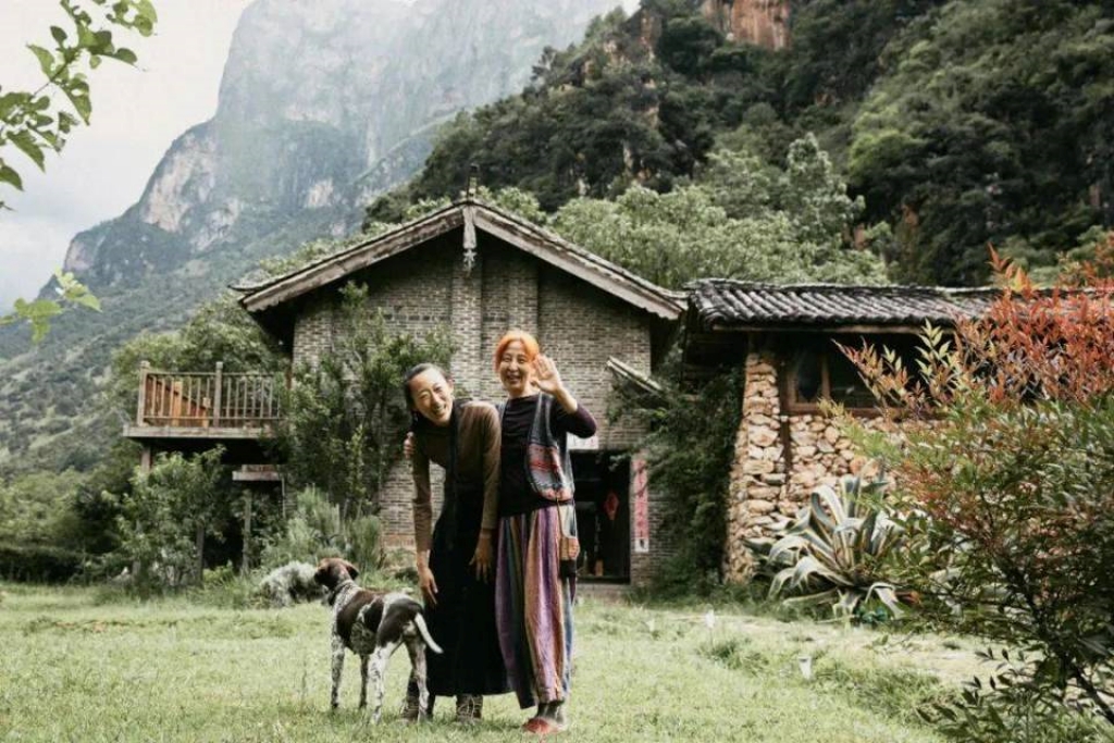 一条报道过的在荒山里隐居的女孩叶子