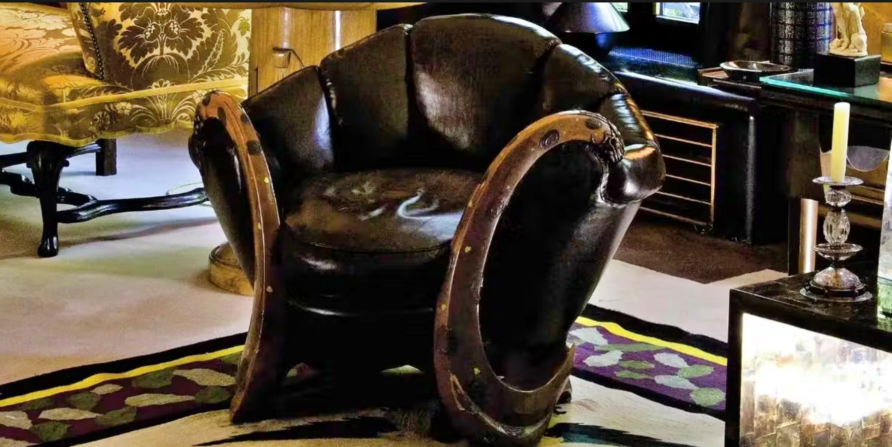 Yves Saint Laurent和Pierre Berge遗产展览期间的龙椅展示。