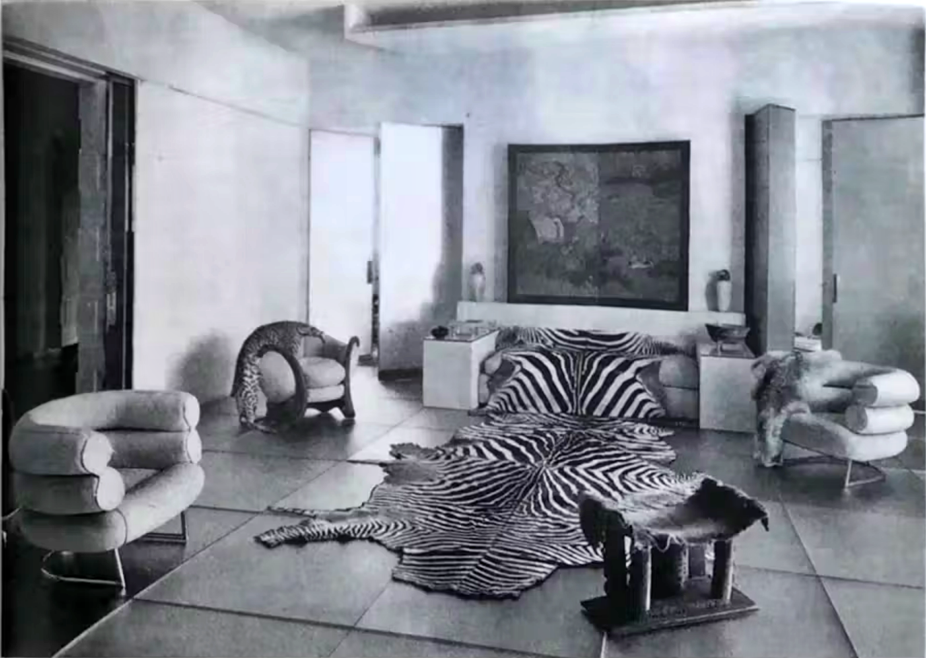 Paul Ruaud 设计的玻璃沙龙，配有 Eileen Gray 的家具（包括必比登和龙扶手椅），为来自 J. Suzanne Talbot 精品店的 Mathieu-Levy 夫人 (Juliette Lévy) 的女帽设计师设计，地址：9, rue de Lota, Paris，1922 年（出版载于 L'Illustration，1933 年 5 月 27 日）。